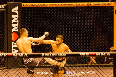 Hamburg, Almanya - 18 Kasım 2017: Idris Aloulou ve Jonathan Grenon biz aşk Mma 34 sırasında arasındaki mücadele 