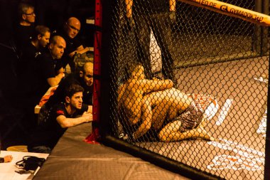 Hamburg, Almanya - 18 Kasım 2017: Idris Aloulou ve Jonathan Grenon biz aşk Mma 34 sırasında arasındaki mücadele 
