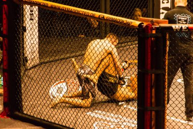 Hamburg, Almanya - 18 Kasım 2017: Idris Aloulou ve Jonathan Grenon biz aşk Mma 34 sırasında arasındaki mücadele 