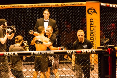 Hamburg, Almanya - 18 Kasım 2017: Idris Aloulou ve Jonathan Grenon biz aşk Mma 34 sırasında arasındaki mücadele 