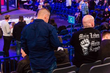 Hamburg, Almanya - 18 Kasım 2017: Biz sırasında hayranları Mma 34 seviyorum