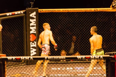 Hamburg, Almanya - 18 Kasım 2017: Alex Wiens ve Amir şah Bayat biz aşk Mma 34 sırasında arasındaki mücadele 