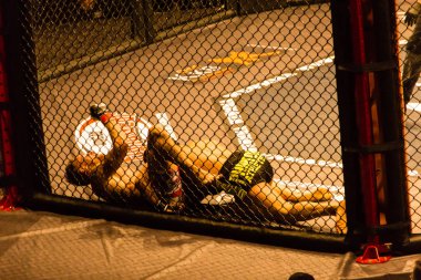 Hamburg, Almanya - 18 Kasım 2017: Alex Wiens ve Amir şah Bayat biz aşk Mma 34 sırasında arasındaki mücadele 