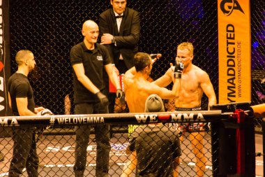 Hamburg, Almanya - 18 Kasım 2017: Alex Wiens ve Amir şah Bayat biz aşk Mma 34 sırasında arasındaki mücadele 