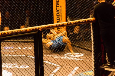 Hamburg, Almanya - 18 Kasım 2017: Dimitar Kostov ve Thiago Huber biz aşk Mma 34 sırasında arasında ana olay mücadele 