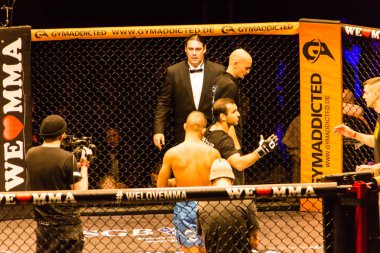 Hamburg, Almanya - 18 Kasım 2017: Dimitar Kostov ve Thiago Huber biz aşk Mma 34 sırasında arasında ana olay mücadele 