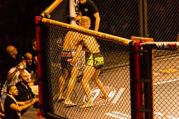 Hamburg, Almanya - 18 Kasım 2017: Alex Wiens ve Amir şah Bayat biz aşk Mma 34 sırasında arasındaki mücadele 