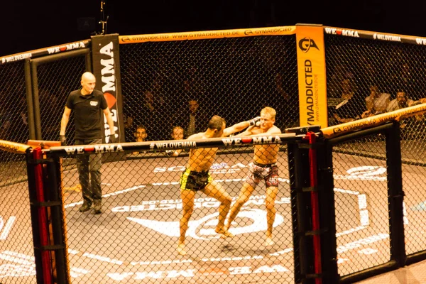 Hamburg, Almanya - 18 Kasım 2017: Alex Wiens ve Amir şah Bayat biz aşk Mma 34 sırasında arasındaki mücadele 