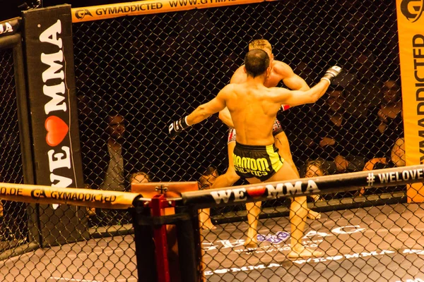 Hamburg, Almanya - 18 Kasım 2017: Alex Wiens ve Amir şah Bayat biz aşk Mma 34 sırasında arasındaki mücadele 