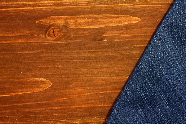 Jeans Hintergrund Textur, Denim-Stoff auf Holz Hintergrund — Stockfoto