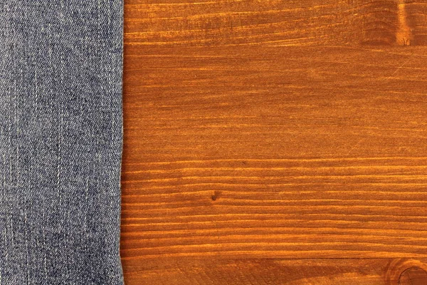 Jeans texture de fond, tissu denim sur fond bois — Photo