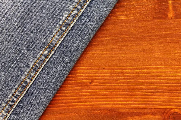 Jeans Hintergrund Textur, Denim-Stoff auf Holz Hintergrund — Stockfoto