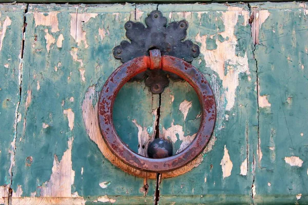旧门处理绿色门上 — 图库照片