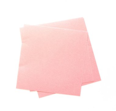 Beyaz arkaplanda pembe yapışkan notlar