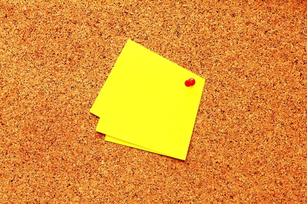 Gele kleverige nota's op een bord van kurk — Stockfoto