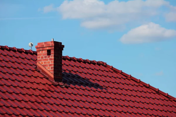 Dach z kominem, nowoczesne płytki ceramiczne — Zdjęcie stockowe