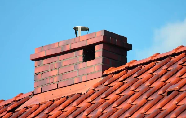 Dach z kominem, nowoczesne płytki ceramiczne — Zdjęcie stockowe