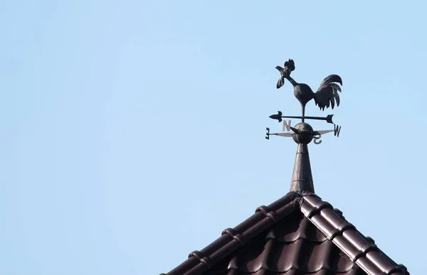 屋顶上的公鸡天气风向标的剪影 — 图库照片