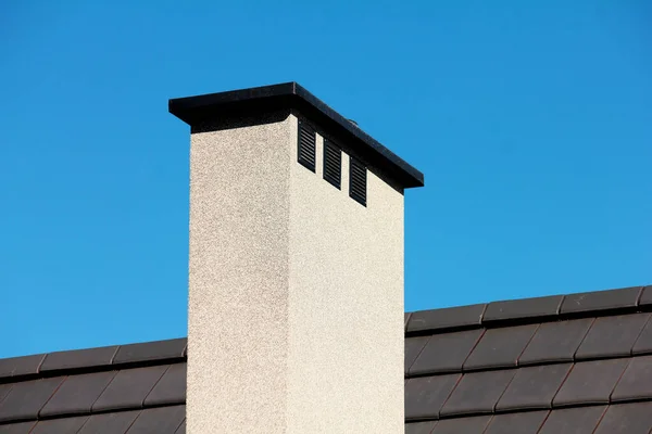 Çatı Bacalı Modern Seramik Fayanslı — Stok fotoğraf