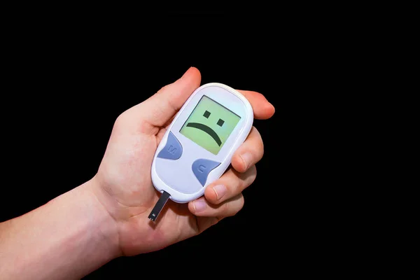 Trauriges Glukometer auf schwarzem Hintergrund — Stockfoto