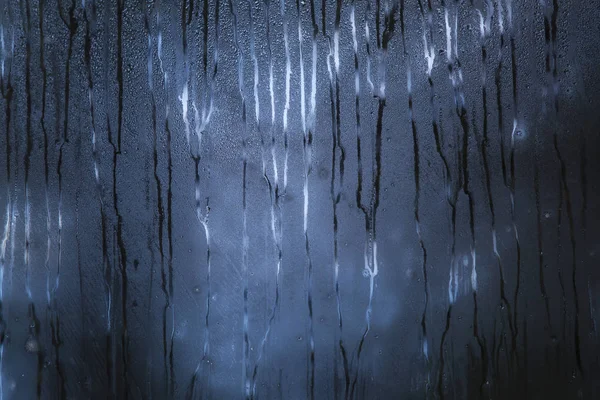 Dunkelblaues Regenfenster — Stockfoto