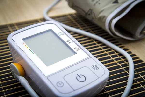 Monitor digital de presión arterial — Foto de Stock