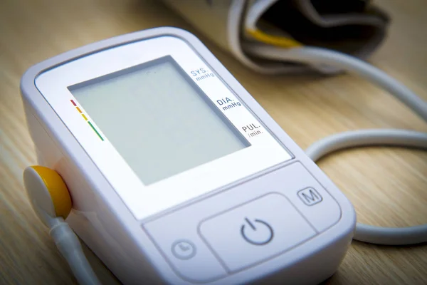 Digital blood pressure monitor — Stock Photo, Image