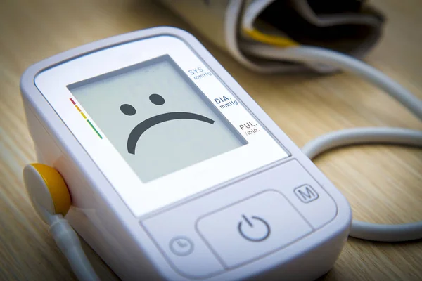 Monitor digital al tensiunii arteriale cu mesaj — Fotografie, imagine de stoc
