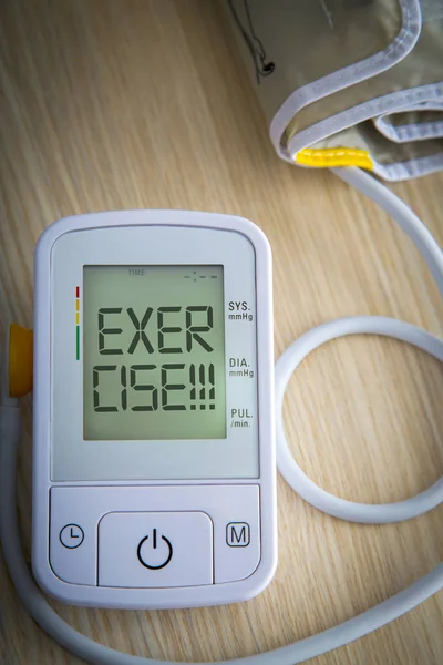 メッセージ付きデジタル血圧モニター — ストック写真