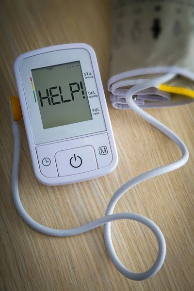 Monitor digital de pressão arterial com mensagem — Fotografia de Stock