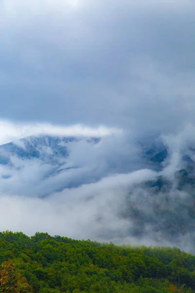 Puslu dağ başında Panoraması — Stok fotoğraf