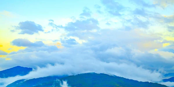 Puslu dağ başında Panoraması — Stok fotoğraf