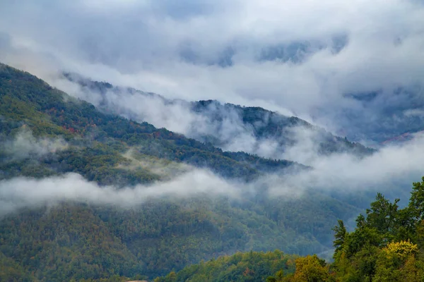 Панорама туманных вершин гор Лицензионные Стоковые Фото