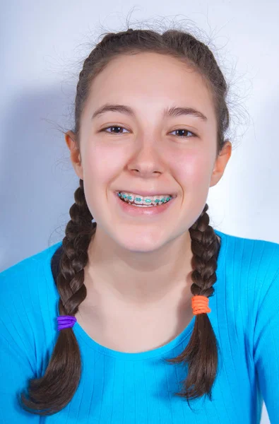 Sonriente adolescente con los dientes frenos —  Fotos de Stock