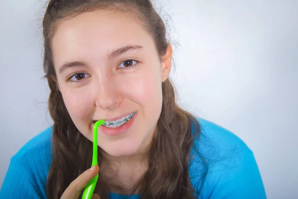 Leende tonårsflicka med tänder hängslen — Stockfoto