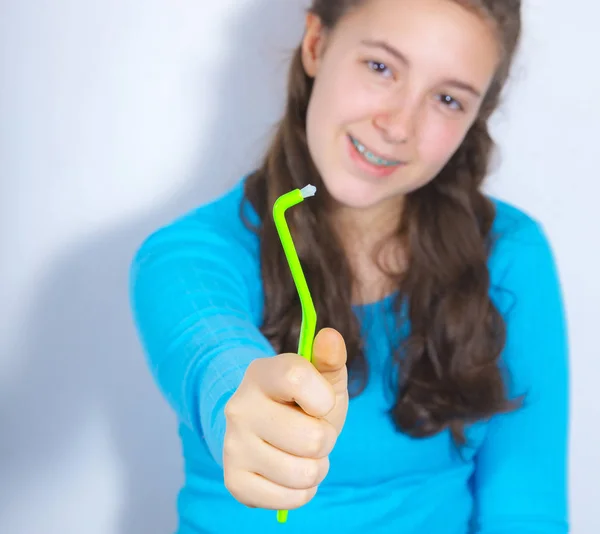 Χαμογελώντας έφηβη κοπέλα με σιδεράκια δοντιών — Φωτογραφία Αρχείου