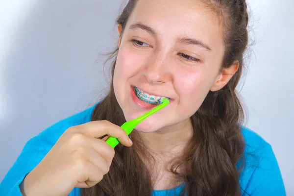 Leende tonårsflicka med tänder hängslen — Stockfoto