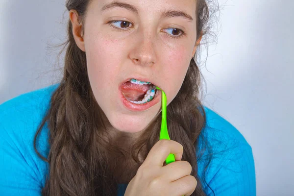 Χαμογελώντας έφηβη κοπέλα με σιδεράκια δοντιών — Φωτογραφία Αρχείου