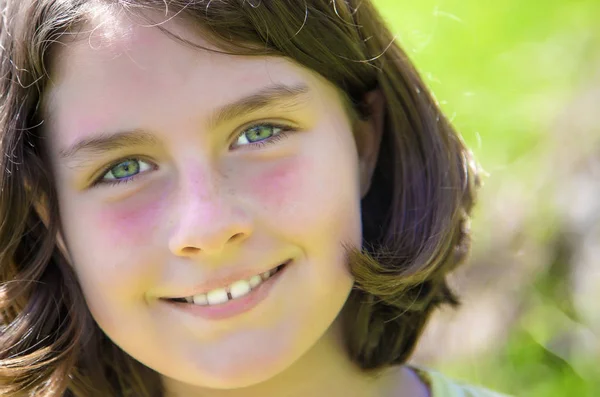 Retrato de cerca de una adolescente sonriendo — Foto de Stock