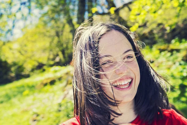 Retrato de una adolescente riendo — Foto de Stock