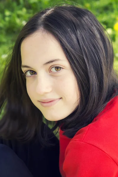 Portrait of a teenage girl smiling — Stock Photo, Image