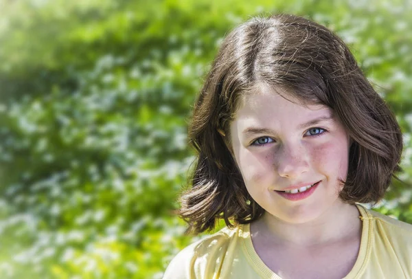 Gülümseyen bir genç kız portresi — Stok fotoğraf