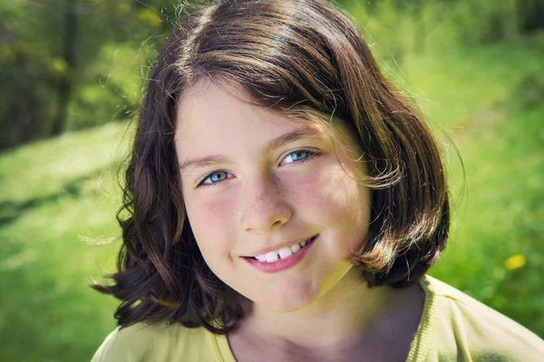 Portrait of a teenage girl smiling — Stock Photo, Image