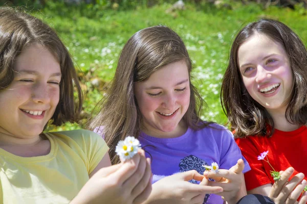 Три красивые девочки-подростки смеются — стоковое фото