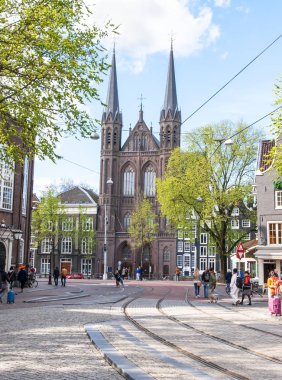 Amsterdam, Hollanda-Nisan 27: Krijtberg Kerk cephe mesafe Nisan günü Kral'ın günü 27,2015 Amsterdam, Hollanda. De Krijtberg Kerk Singel kanal, Roma Katolik kilisesidir.