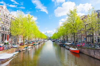 Güneşli bir gün, Hollanda sırasında Nehri boyunca teknelerle Amsterdam kanal.