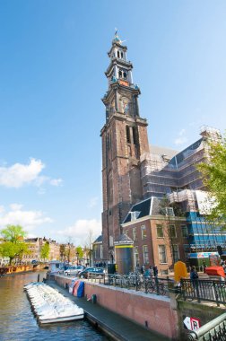 Amsterdam-Nisan 30: Westerkerk Prinsengracht Kanal Nisan tarihinde görülen çan kulesi 30,2015, Hollanda. Westerkerk Prinsengracht Kanal üzerinde yer alan bir Hollanda Protestan Kilisesi olduğunu.