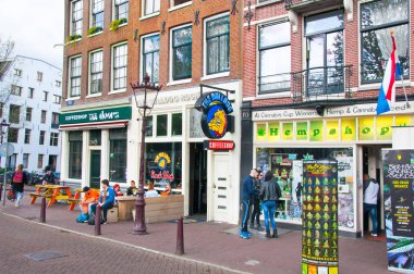 Amsterdam, Hollanda: Satır içinde Amsterdam coffeeshops kasaba, Nisan'da alışveriş turistler aşağı 27,2015, Hollanda.