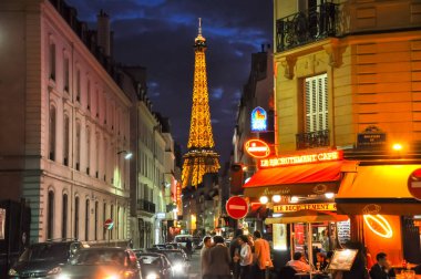 Paris, Fransa-Temmuz 9: Arka planda Eyfel Kulesi Paris geceleri, turistler ve yerliler zevk gece hayatı bir kafede 9 Temmuz 2009 tarihinde Paris'te.
