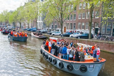 Amsterdam, Hollanda-Nisan 27: Tekne partisi Kral'ın gün Nisan günü boyunca Amsterdam'da 27,2015. Kral'ın günüdür Amsterdam'ın en büyük açık hava şenlik.
